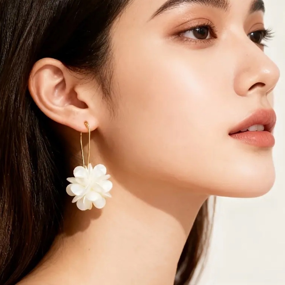 NEW! Elegant White Floral Earrings. Wedding Earrings.  🌸 A3-111